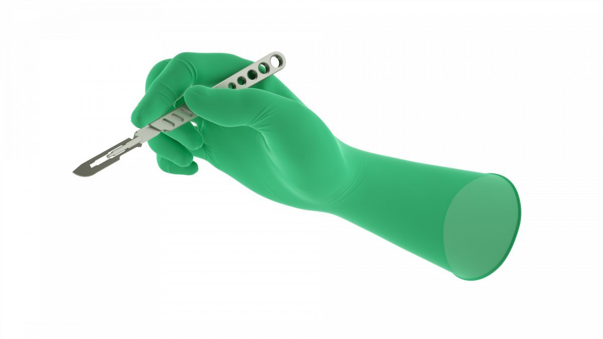 Grüner Gammex Non-Latex Handschuh, Größe 8,5, hält chirurgisches Skalpell.