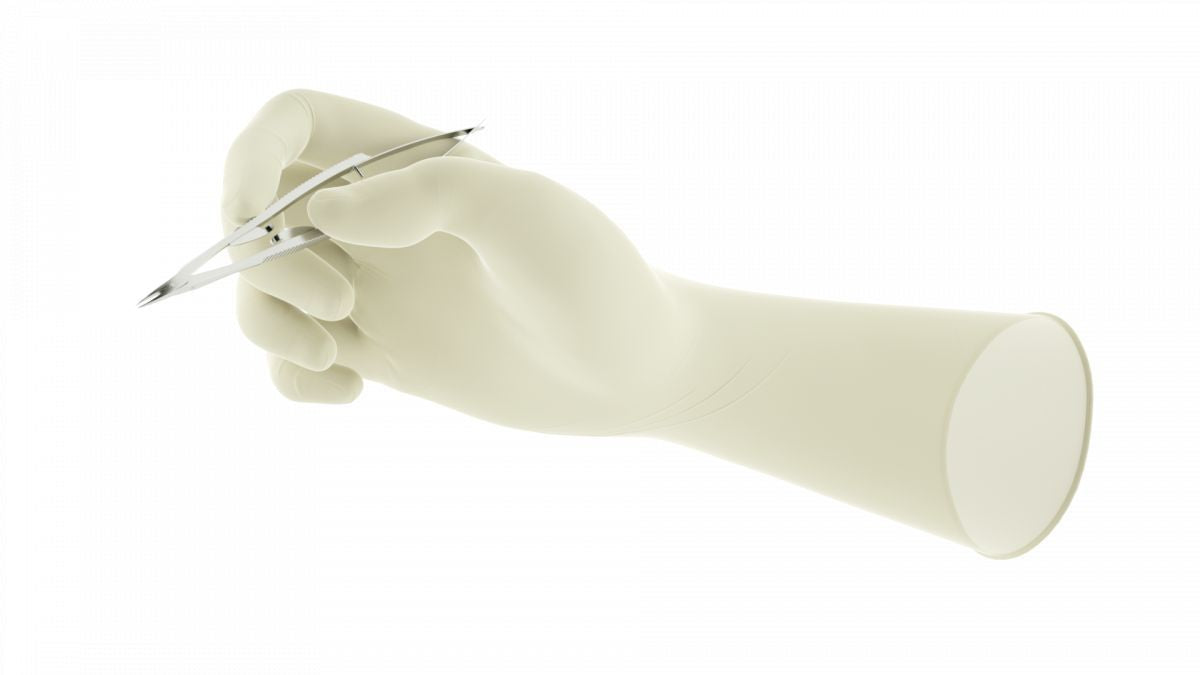 Handmodell mit Gammex Non-Latex Sensitive Handschuh, Größe 9, hält chirurgisches Instrument.