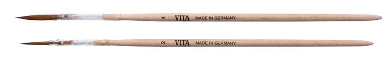 VITA YZ® Pinselset mit zwei feinen Pinseln, Holzgriff und Markenaufdruck.