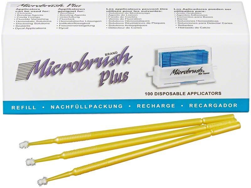 Microbrush Plus Applikatoren in gelb vor der Produktverpackung.