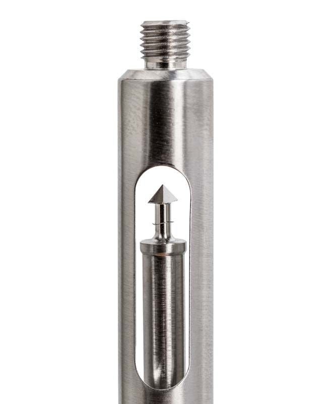 Nahaufnahme einer Edelstahlspritze mit freiliegendem Kolbenmechanismus.