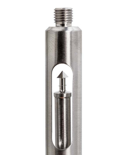 Nahaufnahme einer Edelstahlspritze mit freiliegendem Kolbenmechanismus.