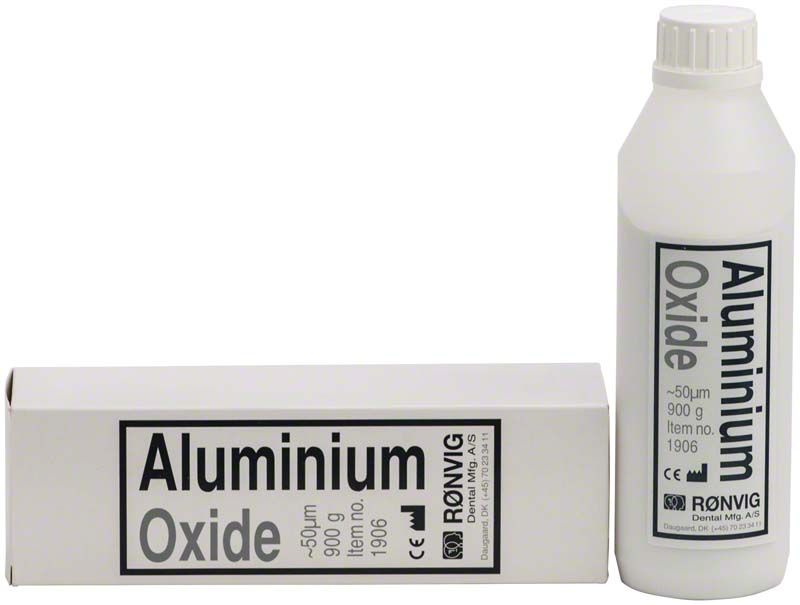 Aluminiumoxid Pulver 50my in 900g Flasche neben Verpackung.