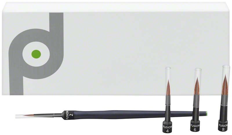 FUSION.brush 4-in-1-Kit mit drei Pinseln und weißer Verpackung.