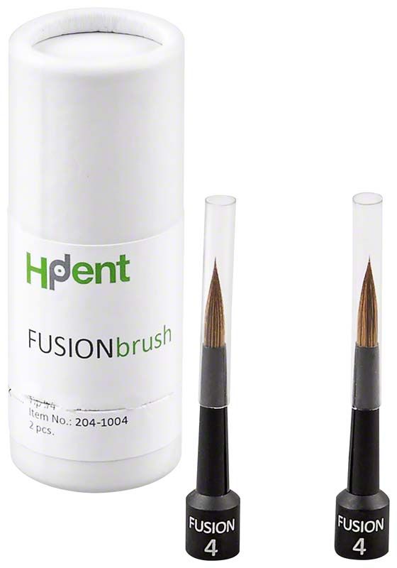 FUSION.brush Tip Gr. 4 mit Verpackung und zwei Pinselspitzen.