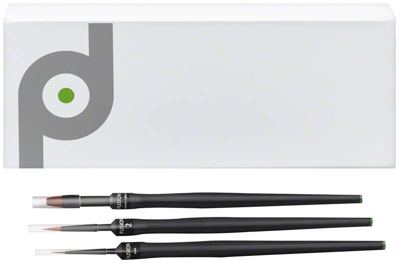 FUSION.brush Masterkit Gr. 2 mit drei Pinseln vor weißer Verpackung.
