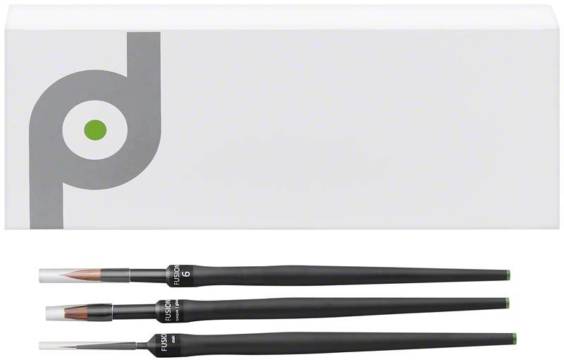 FUSION.brush Masterkit Gr. 6 mit drei schwarzen Pinseln und Verpackung.