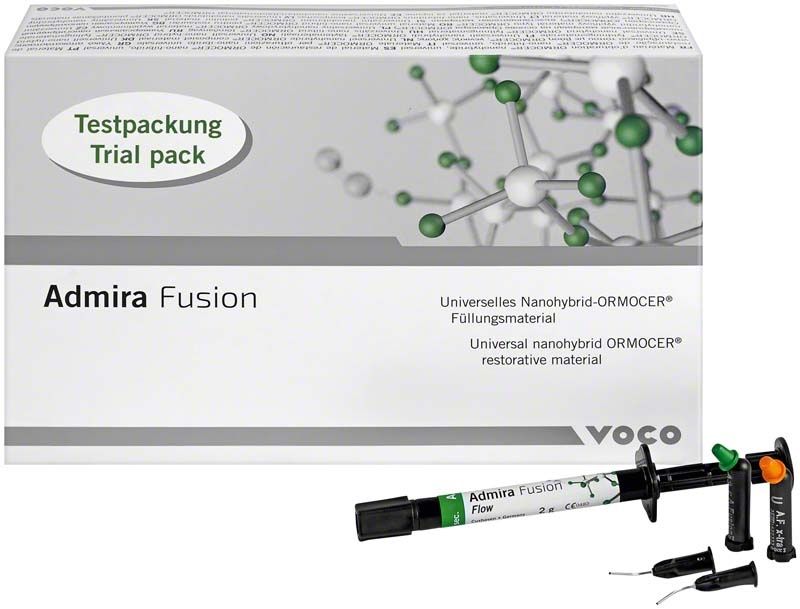 Admira® Fusion Testpackung mit Spritze und Molekülgrafik auf Verpackung.