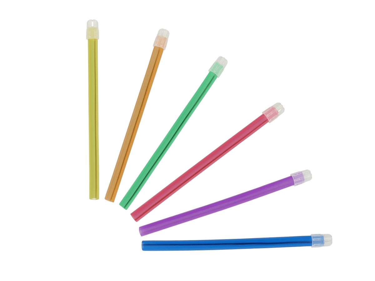 Mehrfarbige Einmal-Speichelsauger mit abnehmbaren Kappen, fächerförmig angeordnet.