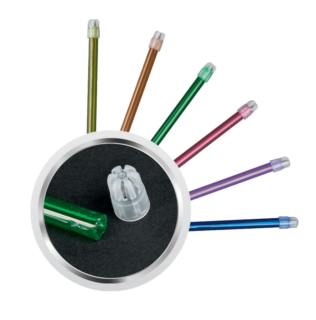 Mehrfarbige Einmal-Speichelsauger mit abnehmbarer Kappe und flexiblen Röhrchen.