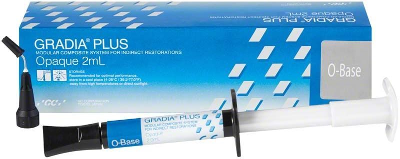 GRADIA® PLUS Opaker O-Base Spritze mit Verpackung im Hintergrund