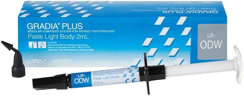 Spritze mit GRADIA® PLUS Paste Light Body LB-ODW und Verpackung.