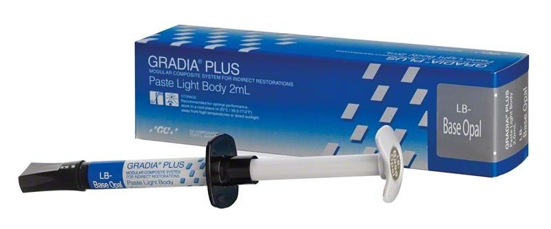 Spritze mit GRADIA® PLUS Paste Light Body LB-Base opal und Verpackung.