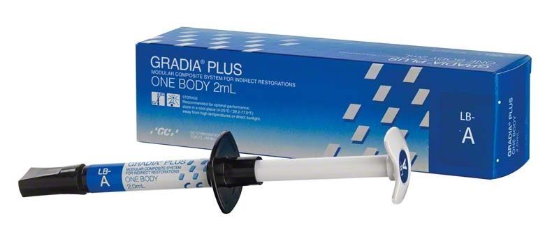 GRADIA® PLUS One Body LB-A Komposit-Spritze mit Verpackung im Hintergrund