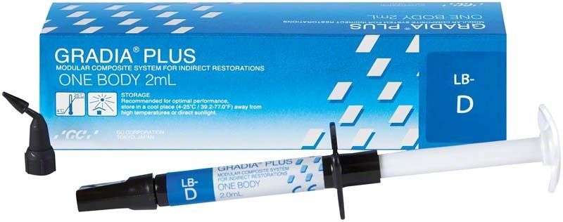 GRADIA® PLUS One Body LB-D Composite-Spritze mit Verpackung im Hintergrund.