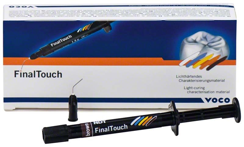 FinalTouch® Spritze braun mit Verpackung im Hintergrund.
