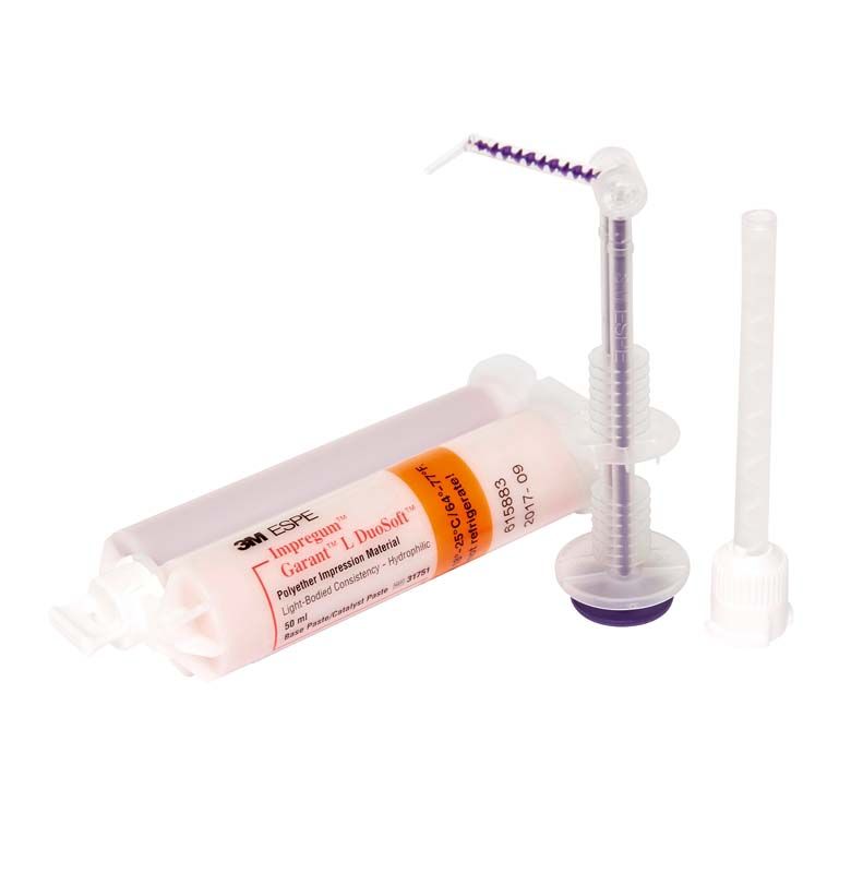 Impregum™ Garant™ L DuoSoft™ Refill mit Spritze und Mischkanüle auf weißem Hintergrund.