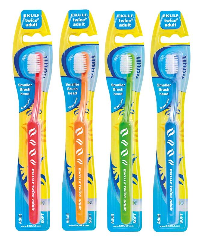 Vier bunte Zahnbürsten EKULF twice® adult Soft in Verpackung.