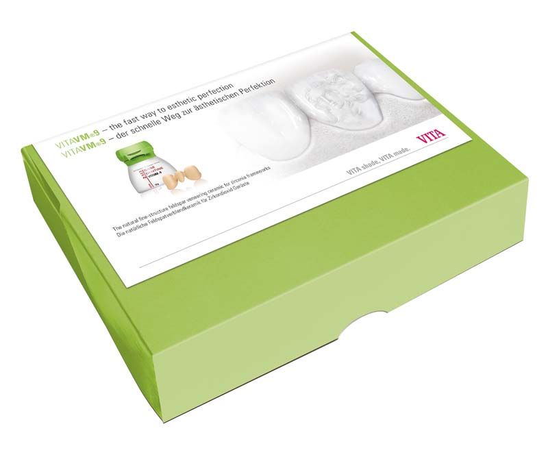 Grüne Verpackung des VITAVM®9 ONE COLOR KIT mit Produktabbildung und VITA-Logo.