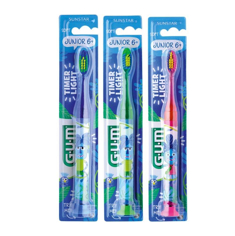 Drei GUM® TIMER LIGHT-UP Kinderzahnbürsten in verschiedenen Farben mit Monster-Design.