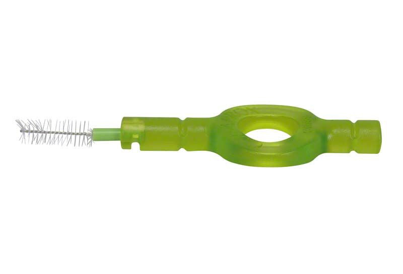 Grüne CURAPROX Interdentalbürste mit ultrafeinen Borsten und ergonomischem Ringgriff.
