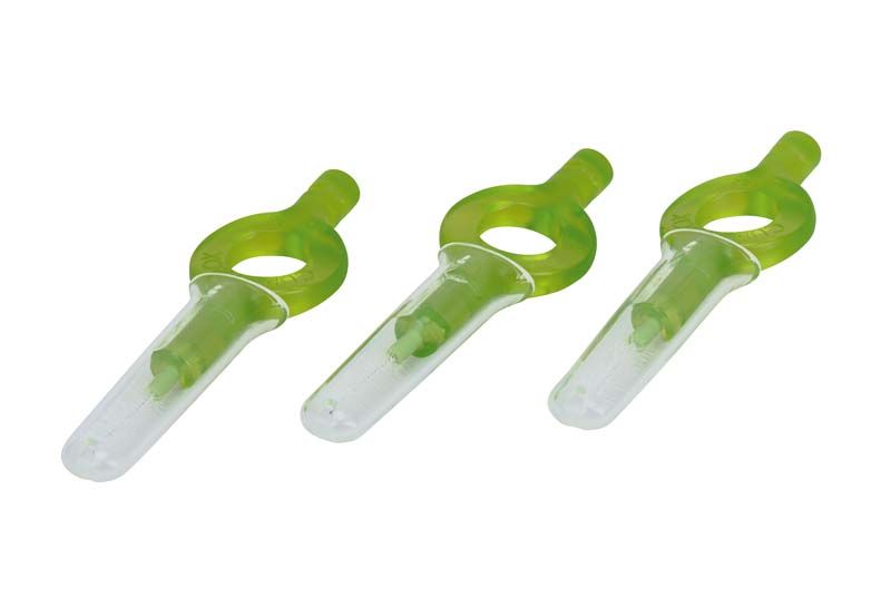 Drei grüne CURAPROX Interdentalbürsten mit transparentem Schutzkappen.