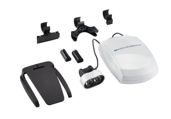 Lupenbrille maxDETAIL mit LED-Kopfleuchte und abnehmbarem Zubehör.