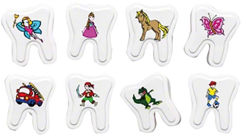 Milchzahnaufbewahrungsboxen mit bunten Kindermotiven in Zahnform.