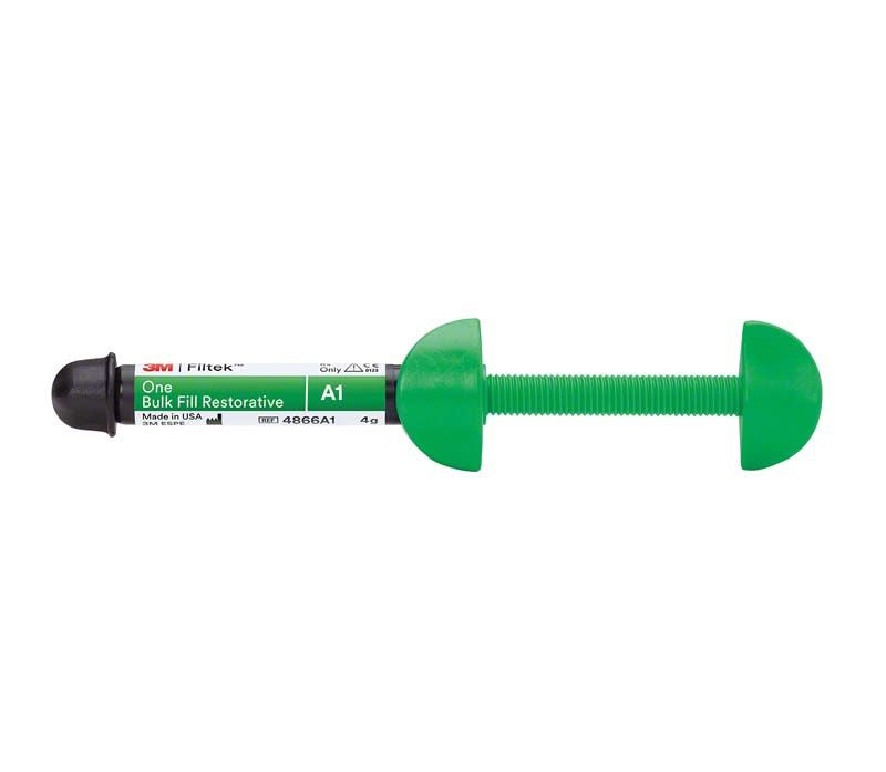 Filtek™ One Bulk Fill Spritze A1 mit grünem Applikator.