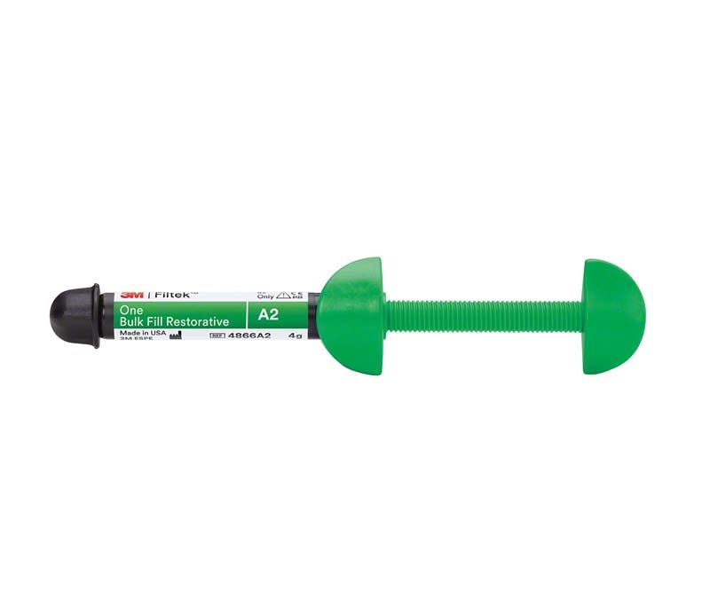 Filtek™ One Bulk Fill Spritze A2 mit grünem Kolben und Etikett.