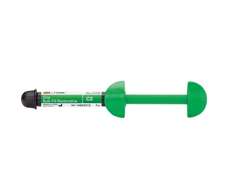 Filtek™ One Bulk Fill Spritze C2 mit grünem Kolben und Verschluss.