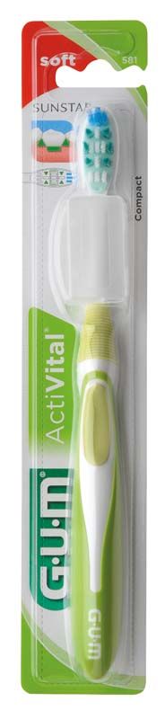 GUM® ActiVital® Zahnbürste kompakt, weich, in grüner Verpackung mit Schutzkappe.