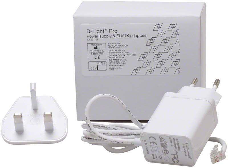 D-Light Pro Netzteil mit EU/UK Adapter und Verpackung.