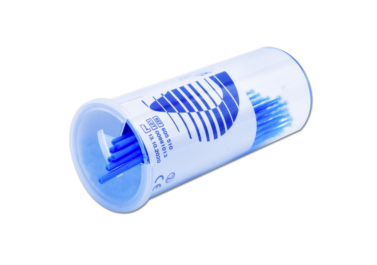 Blauer Applikationsstäbchen-Behälter mit sichtbaren Einmal-Applikatoren für dentale Behandlungen.