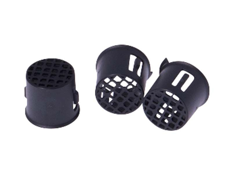 Drei schwarze BioSonic® UC150 Ersatz-Abflussfilter auf weißem Hintergrund.