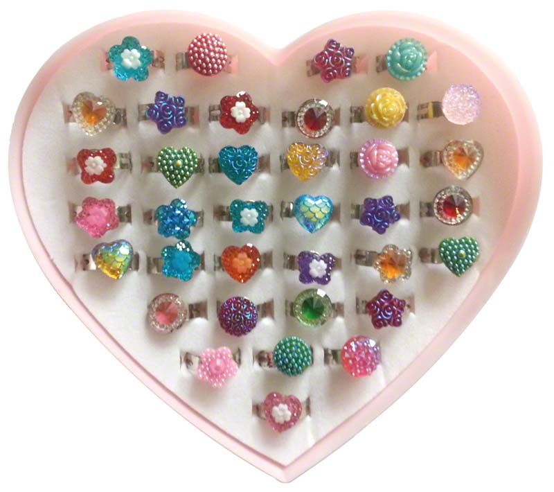 Herzförmige Schachtel mit 36 bunten Kinderringen in verschiedenen Designs.