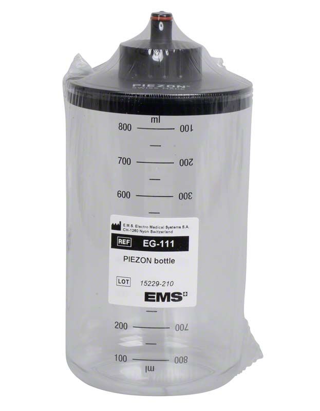 Leere PIEZON® Flasche mit Skala und schwarzem Deckel.