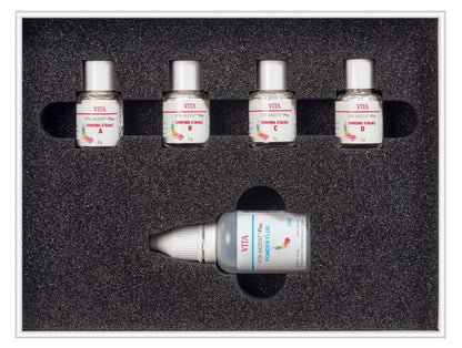 VITA AKZENT® Plus CHROMA STAINS Kit mit fünf Fläschchen und Lösungsmittel.