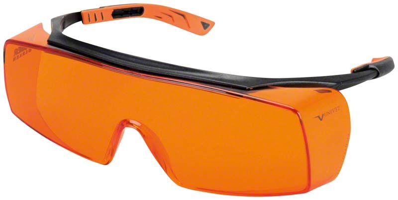 Schutzbrille HW Super Fit UV (OTG) mit orangefarbenen Gläsern und schwarzem Rahmen.
