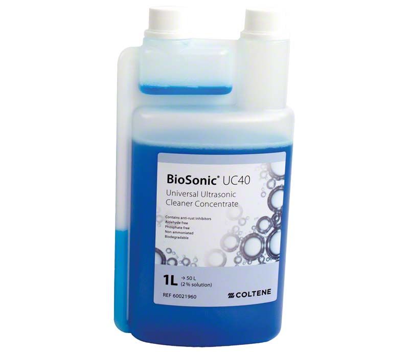 BioSonic® UC40 Ultraschallreiniger 1 Liter Flasche mit blauer Flüssigkeit.