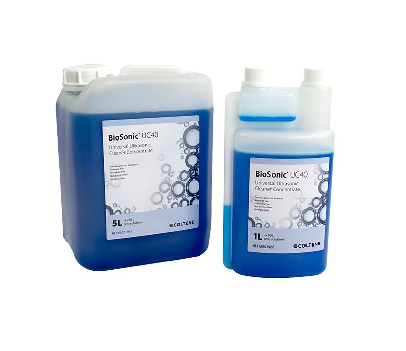 BioSonic® UC40 Ultraschallreiniger 1 Liter Flasche mit Dosierkammer und blauer Flüssigkeit.