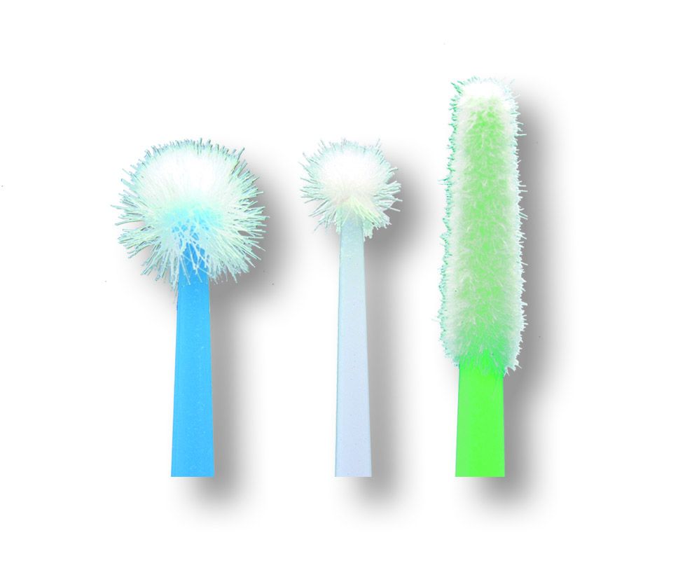 Drei farbige, konische Apply-Tips® Applikationsstäbchen mit biegsamen Enden.