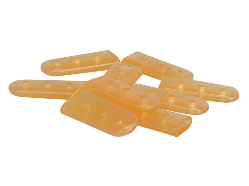 Spitzenschutzkappen aus orangefarbenem Kunststoff, einzeln gestapelt auf weißem Hintergrund.