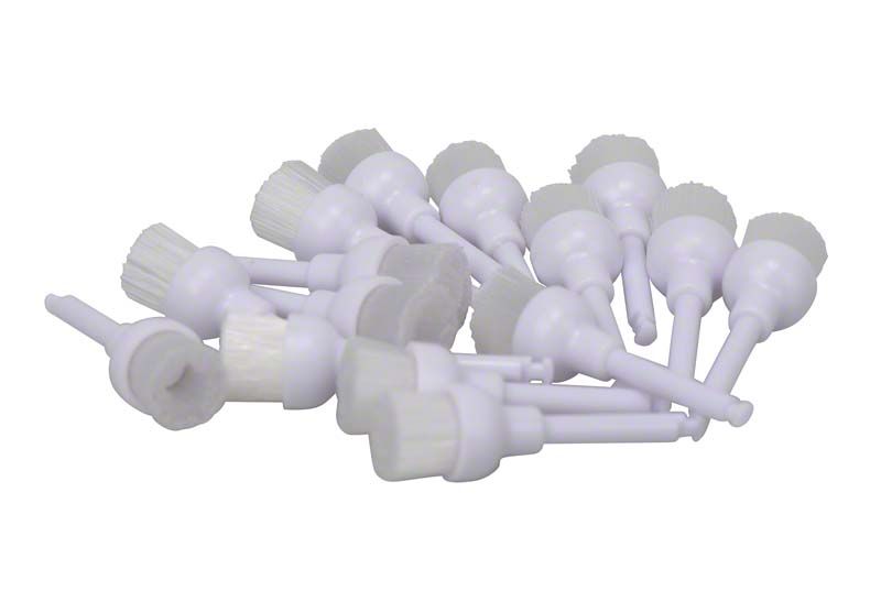 Weiche Prophylaxebürsten in Kelchform auf weißem Hintergrund verstreut.