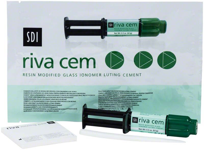 Riva Cem Spritze mit grünem Kolben und Verpackung im Hintergrund.