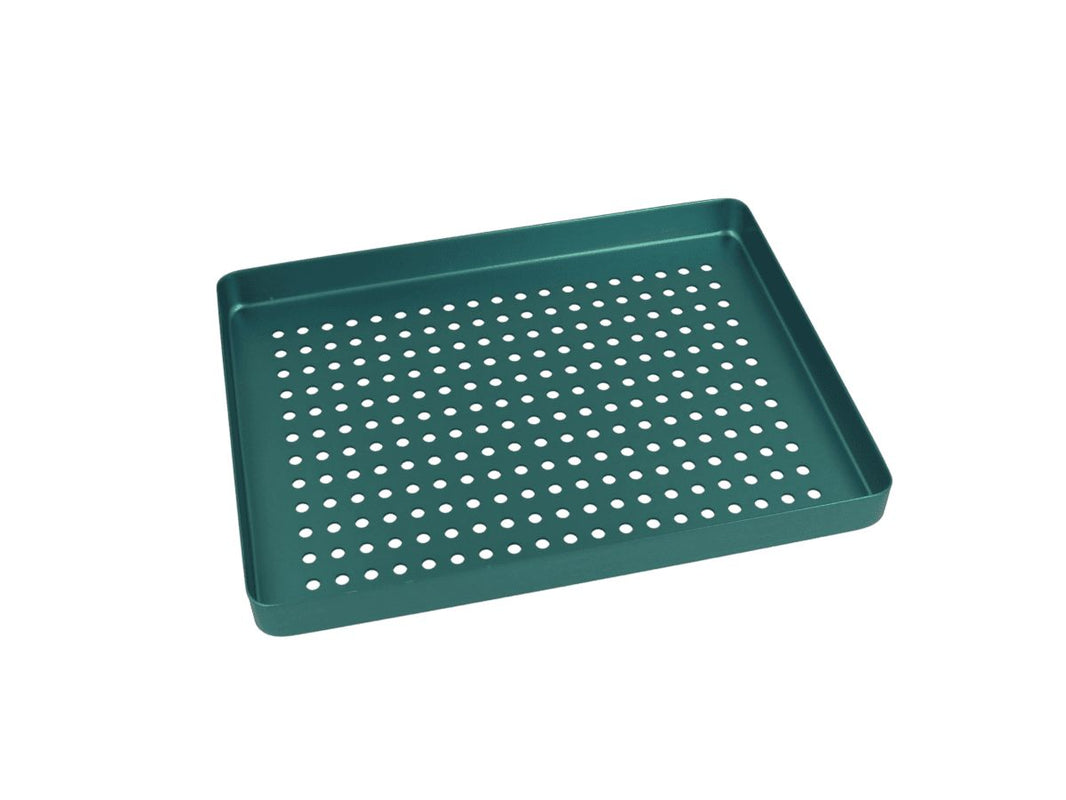 Grünes, gelochtes Aluminiumtablett mit erhöhtem Rand.