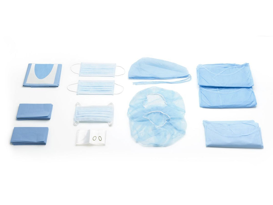 Steriles OP-Set mit Masken, Hauben und blauen Tüchern.