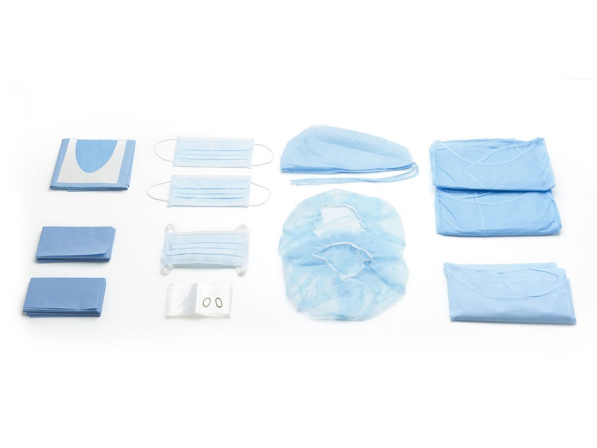 Steriles OP-Set mit Masken, Hauben und blauen Tüchern.
