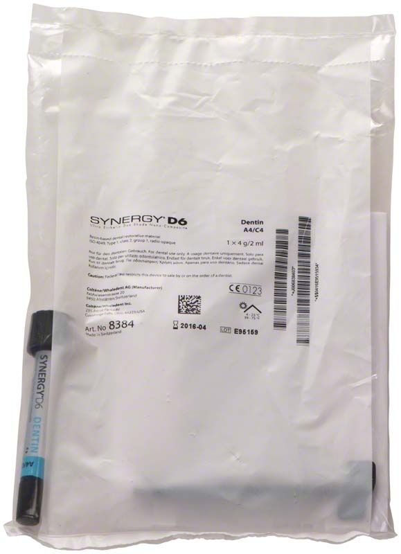 Spritze Synergy D6 Dentin A4/C4 in transparenter Verpackung.