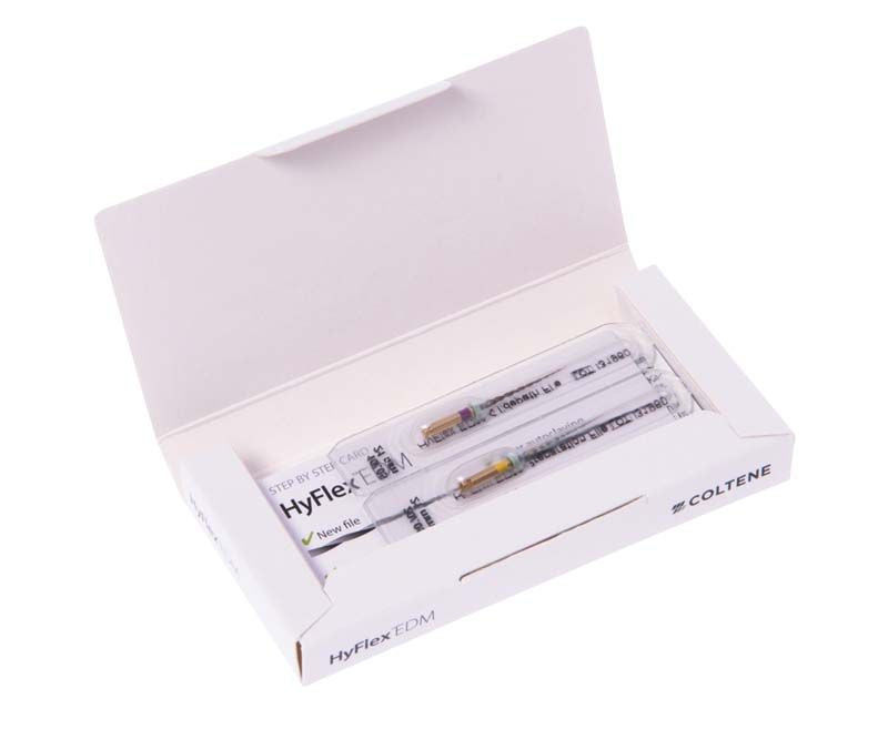 Offene Verpackung des HyFlex™ EDM Shaping medium Set 21mm mit sichtbaren Instrumenten.